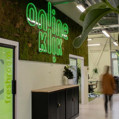 Online Klik logo op muur